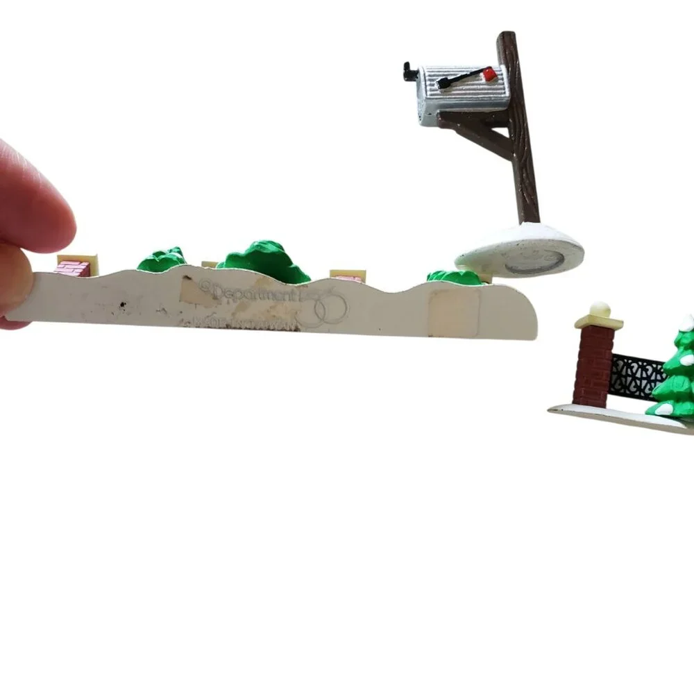Department 56 Two Tree Lined Fences with Mailbox‎